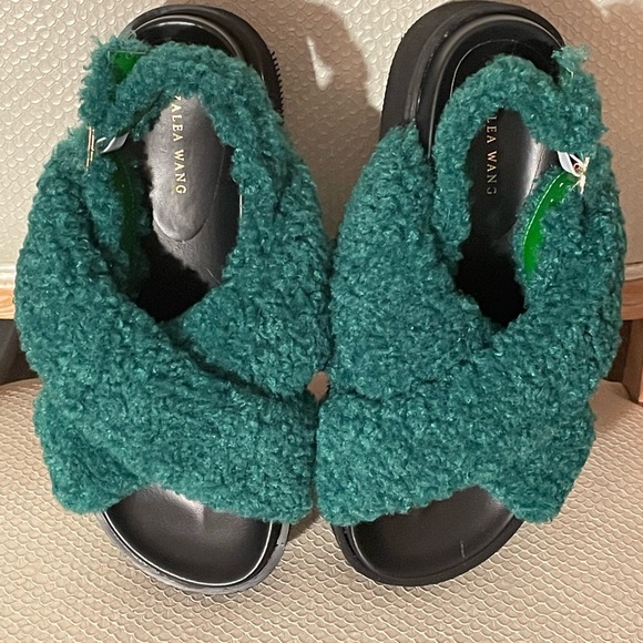 Azalea Wang, Hannah fur platform sandal, green US size 10, platform heel 2 inch - Picture 5 of 11